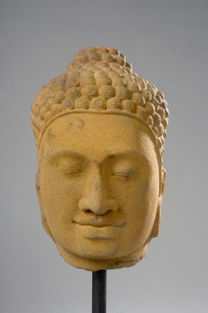 Tête de Buddha, les traits fins et délicats,...