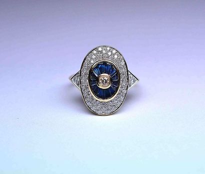 null Bague années 50 bicolore centrée d'un diamant rond taille moderne dans un double...