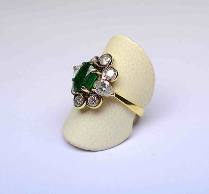 null Bague or jaune centrée d'une émeraude ovale, probablement Colombie au vert intense...