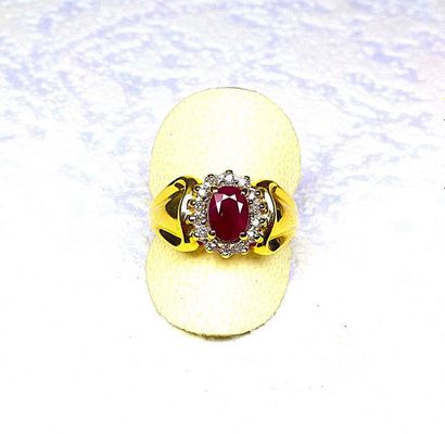 null Bague or jaune, anneau stylisé centrée d'un rubis ovale probablement Birman...