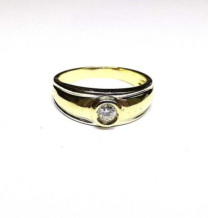 null Bague jonc homme bicolore sertie en clos d'un diamant rond taille brillant moderne...