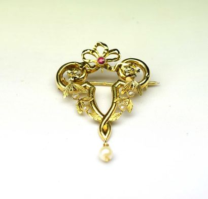 null Broche 1900 sertie en clos d'un rubis rehaussé de perles naturelles - Or 3,15...