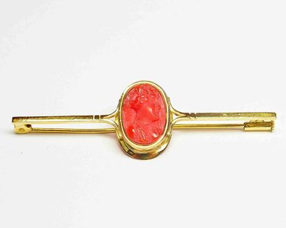 null Broche ancienne or jaune ornée d'un motif en corail à profil de visage. PB 3,97...