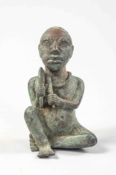 null Bronze « PERSONNAGE ASSIS » 

IFE NIGERIA 1700 Circa 		

Dimensions: H: 14 ...