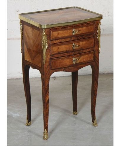 null Table de salon Louis XV

En marqueterie de bois de placage toutes faces, en...