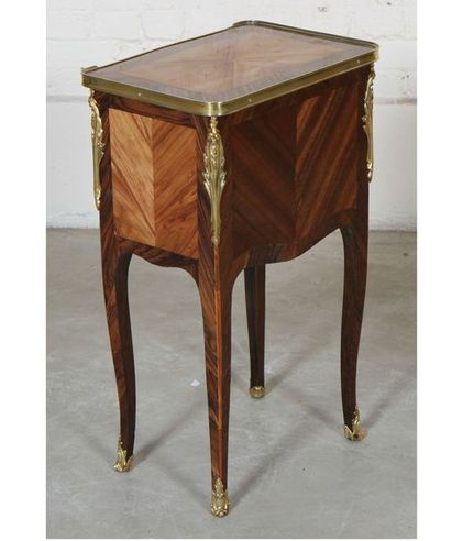 null Table de salon Louis XV

En marqueterie de bois de placage toutes faces, en...