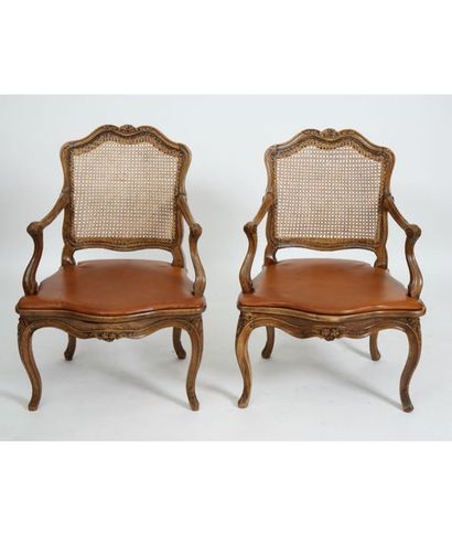 null Paire de fauteuils cannés Louis XV dans le goût de Pierre Nogaret (1718-1771)

En...