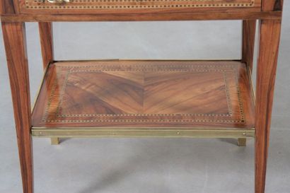 null Table de salon Louis XVI

En marqueterie de bois précieux encadrée de filets,...