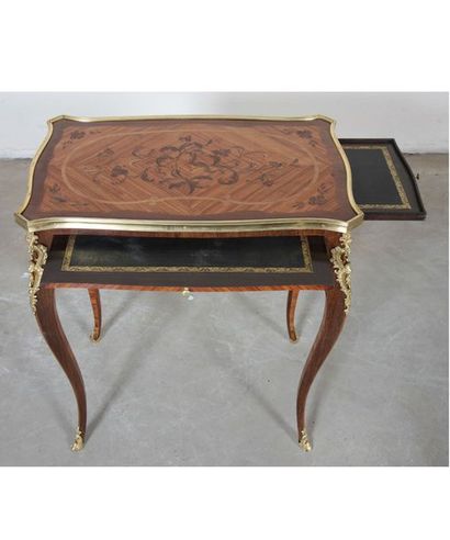 null Table d'apparat Louis XV

En marqueterie de bois de bout à motif floral dans...