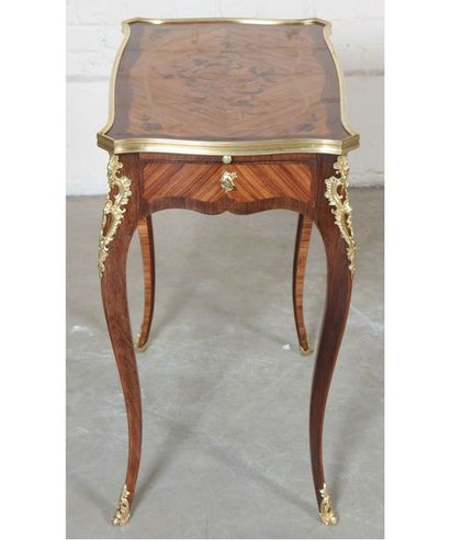 null Table d'apparat Louis XV

En marqueterie de bois de bout à motif floral dans...