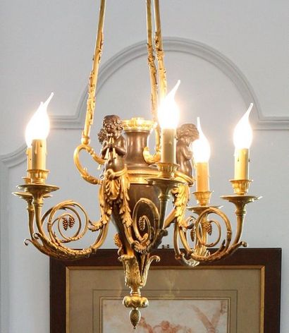 null Lustre en bronze doré Louis XVI

A trois paires de bras de lumières et à trois...