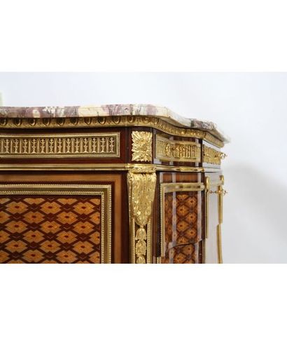 null Exceptionnelle commode de château Louis XVI d'aprés RIESENER Versailles

Importante...