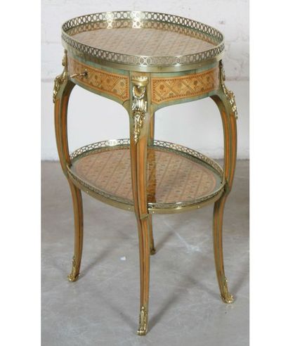 null Exceptionnelle table de salon Louis XV attribué à Alfred Beurdeley

En marqueterie...