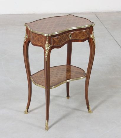 null Table de salon de style Louis XV de Gervais-Maximilien DURAND

Galbée et marquetée...