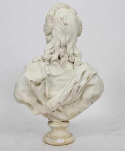 null Couple de bustes en marbre 

En marbre blanc

"Jeune femme de qualité" reposant...