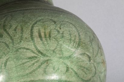 null Vase balustre du Longquan

Sur piédouche, corps globulaire et haut col cratère...