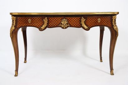 null Rare bureau de dame de milieu Louis XV

En marqueterie de bois précieux à décor...