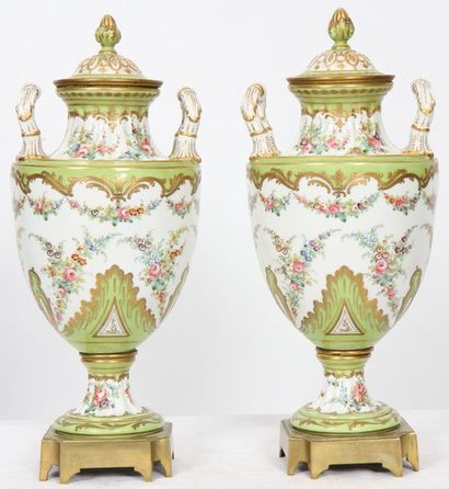 null Jolie paire de vases en porcelaine

De forme balustre en porcelaine de Sanson...