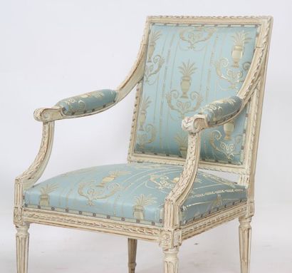 null Rare paire de fauteuils Louis XVI de DUPAIN

En bois patiné à dossier carré,...