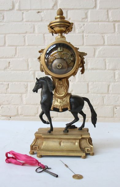 null Importante pendule "au cheval" Louis XVI

En bronze doré et patiné figurant...
