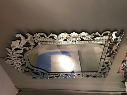 null Grand miroir vénitien

De forme rectangulaire sur la hauteur à fronton et bordure...