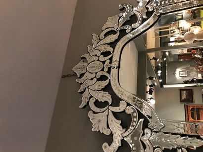 null Grand miroir vénitien

De forme rectangulaire sur la hauteur à fronton et bordure...
