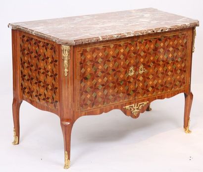 null Exceptionnelle commode marquetée estampillée "CHEVALLIER" (1700-1771)
En marqueterie...