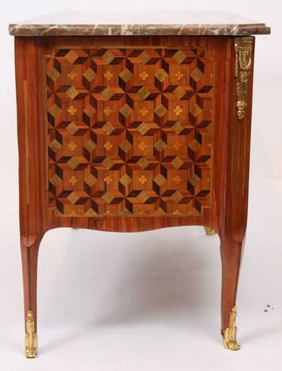 null Exceptionnelle commode marquetée estampillée "CHEVALLIER" (1700-1771)
En marqueterie...