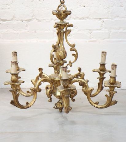 null Paire de lustres Louis XV

En bronze doré de style Rocaille à 6 bras de lumières.

Style...