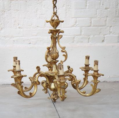 null Paire de lustres Louis XV

En bronze doré de style Rocaille à 6 bras de lumières.

Style...