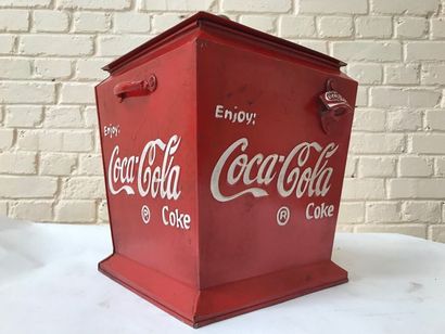 null Glacière Coca-Cola

En métal peint.

Epoque Xxe

Dimensions: H: 40, L: 30, P:...
