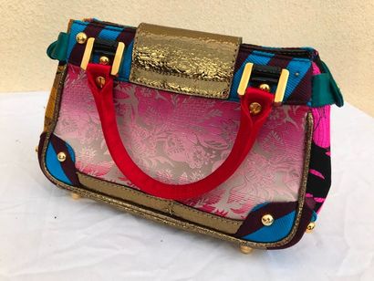 null Sac Christian Lacroix

Petit cabas en cuir vernis et brocart multicolore. Quelques...