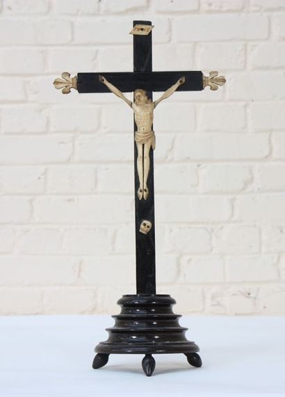 null Christ en ivoire

Ivoire sculpté représentant le christ sur la croix. Croix...