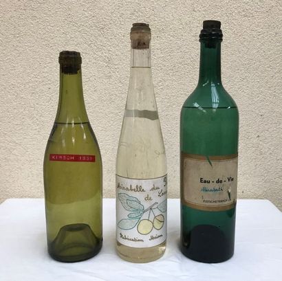 null lot de très vieilles eaux-de-vie (lot de 3 bouteilles)

(années 30 - 50) Lu...