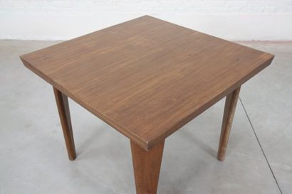 null "SQUARE TABLE" ou "CAFETERIA TABLE" de Pierre Jeanneret (1896-1967)

Modèle...