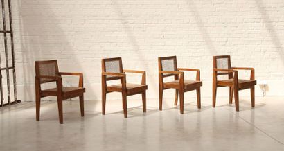 null Ensemble de 4 fauteuils de Pierre Jeanneret (1896-1967)

En teck, au dossier...