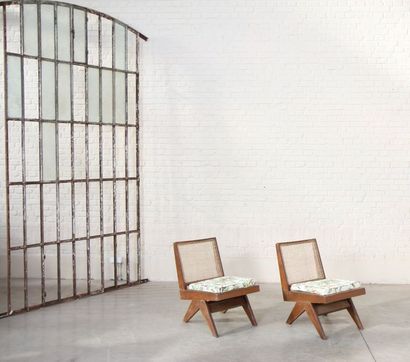 null Exceptionnelle paire de chauffeuses "ARMLESS LOUNGE CHAIRS" de Pierre Jeanneret...