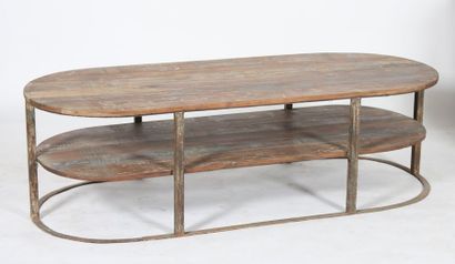 null Table de salon vintage

En bois éxotique brut, traces de patine, structure acier...