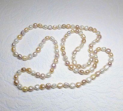 null Un sautoir très original en perles de culture naturelles multicolores de forme...