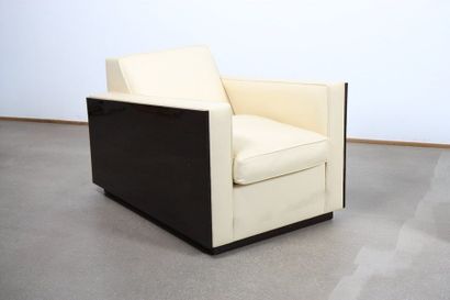 null Paire de fauteuils Art Déco Design

En cuir crème, accoudoirs pleins en placage...