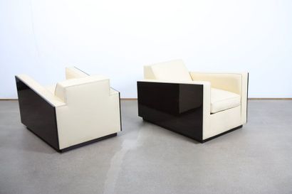 null Paire de fauteuils Art Déco Design

En cuir crème, accoudoirs pleins en placage...