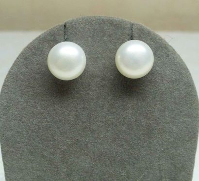 null Paire de boucles d'oreilles en perles de culture naturelles forme "bouton" monture...