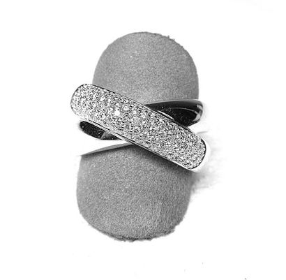 null Une bague or blanc 2 anneaux croisés, l'un serti de 89 diamants pour 1 c. env....