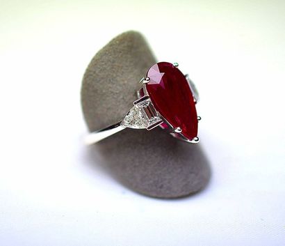 null Bague or blanc soutenant un rubis poire NATUREL pesant 5,07 c. épaulé de 2 diamants...