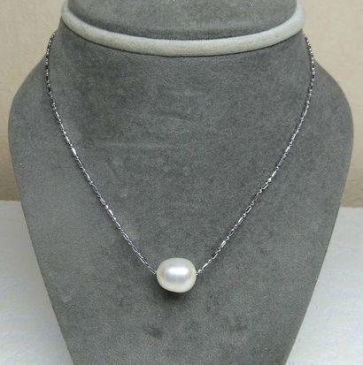 null Un pendentif perle de culture naturelle (D: 11 mm env.) sur sa chaîne argen...