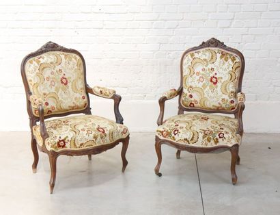 null Ensemble de deux fauteuils de style Louis XV

En bois naturel, accotoirs en...