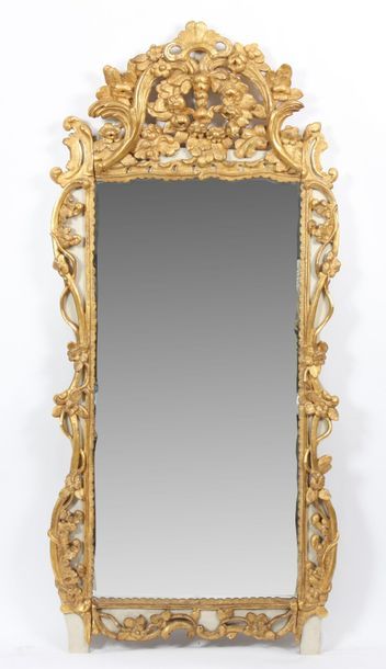 null Miroir Louis XV

En bois doré et sculpté, riche décor de feuille d'acanthe et...