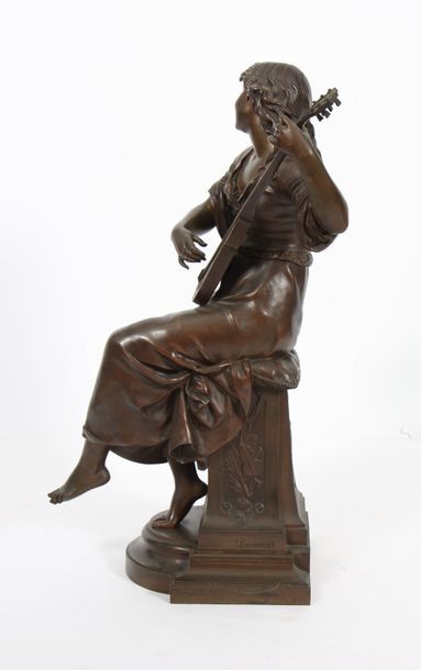 null "La joueuse de guitare" de Sylvain Kinsburger (1855-1935)

Bronze patiné représentant...