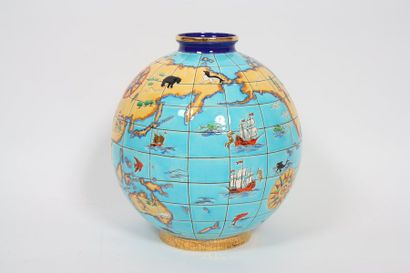 null Exceptionnel vase en faience de Longwy 

Collection "Mappemonde", création:...