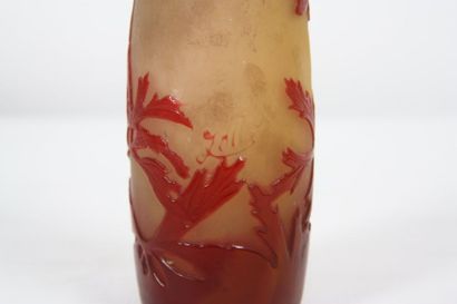 null Vase de Gallé 

Vase ovoïde en pâte de verre à décor de fleurs rouges

Signé...